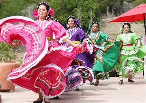 Mexican Folk Dancers | Mexican dance dress, Mexican dance, Traditional ...