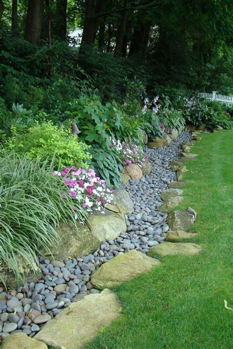 Garden’s Edge with Large and Small River Stones | Garden edging ...