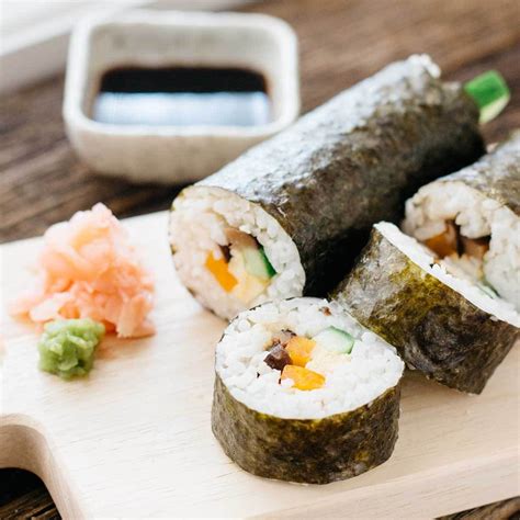 Sushi Rolls, simple and classic - Futomaki 巻き寿司 | Chopstick Chronicles ...