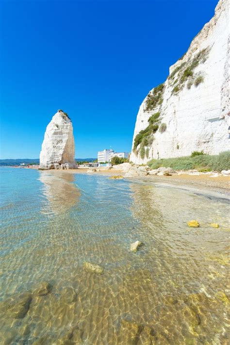 Spiaggia Di Vista Di Vieste Con La Roccia Di Pizzomunno, Costa Di ...