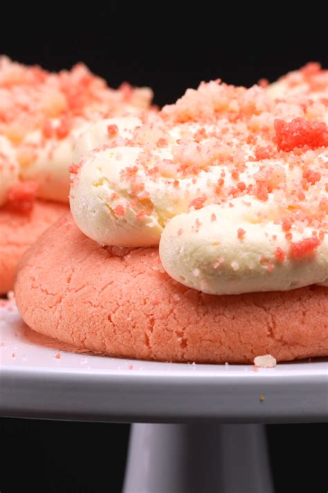 CRUMBL COOKIES // STRAWBERRY SHORTCAKE | Cookie exchange recipes easy ...