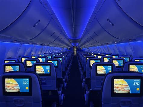 United Airlines Debuts First 737-800 With "United Next" Interior - Live ...