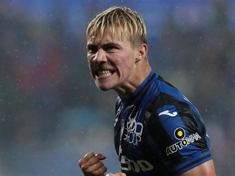 Manchester United confident of signing striker as Rasmus Hojlund talks ...