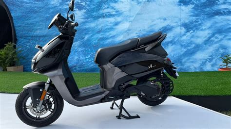 Hero MotoCorp's Pawan Munjal takes delivery of new Vida V1 electric ...