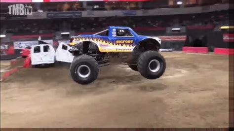 bigfoot VS grave digger #monsterjam #BIGFOOT4x4 - YouTube