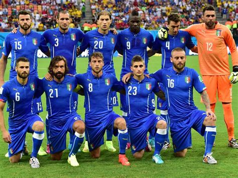 Member of Italy's national football team pose for team | Team poses ...