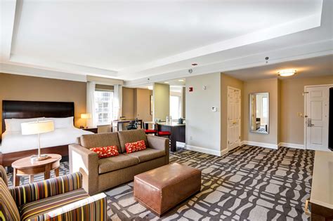 Hilton Garden Inn Chicago Downtown/Magnificent Mile, 10 E Grand Ave ...