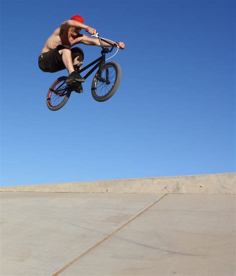 Blores.com: Easy to Learn BMX Bike Tricks