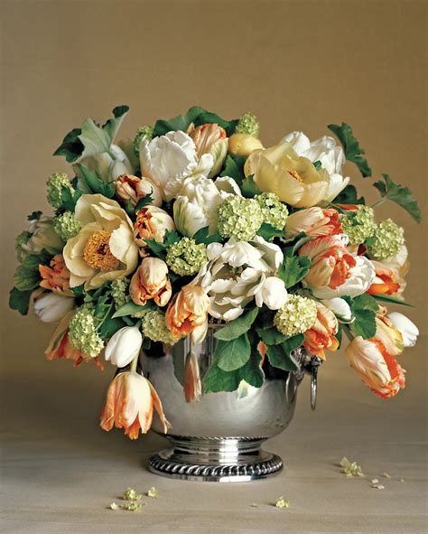 Tulip Arrangements in 2020 | Tulips arrangement, White flower ...