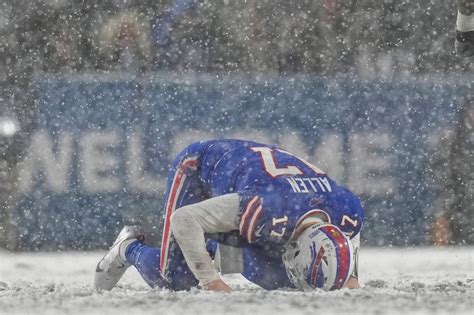 Buffalo Bills Players React to Blizzard As Wild Card Game vs ...