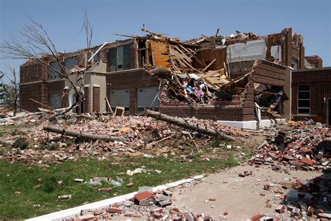 File:FEMA - 30070 - Greensburg High School tornado damage in Kansas.jpg ...