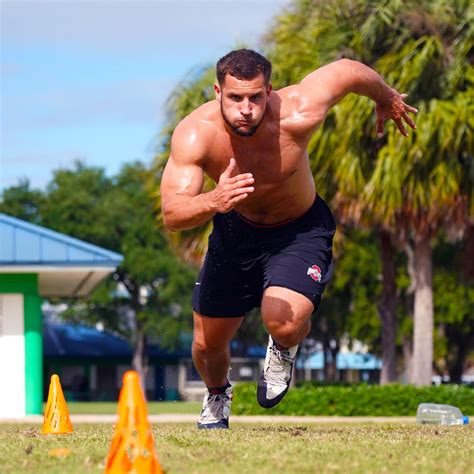 Physique Aaron Donald Workout : Hard Knocks Hard Knocks Now Deayon ...