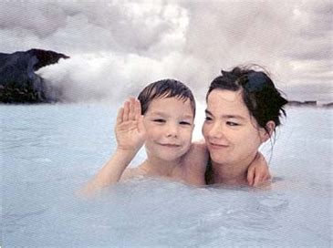 Björk Photo: Bjork and her son in Iceland | Fotografia de modas ...