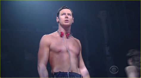 Benjamin Walker Goes Shirtless for 'American Psycho' Performance on ...