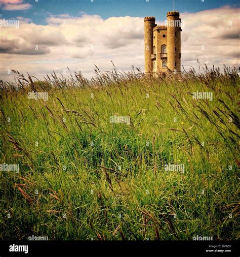 Broadway tower on Broadway hill Worcestershire Stock Photo - Alamy