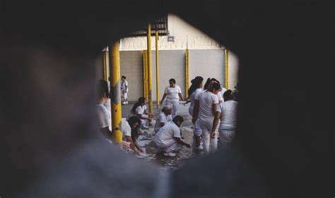 Fotos: Días eternos en una cárcel de mujeres de El Salvador | EL PAÍS ...