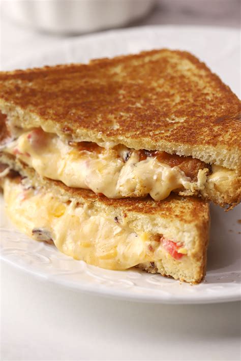 Bacon Pimento Grilled Cheese - The Toasty Kitchen