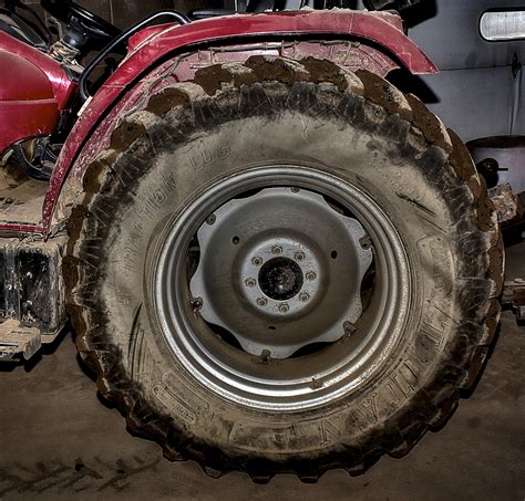 Tractor Wheel | HDR creme