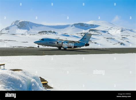 Regional airliner British Aerospace BAe 146 landing at Teniente R ...