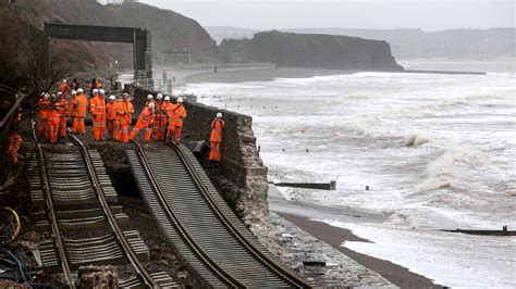 UK storms: Dawlish sea wall collapses under railway line – Channel 4 News