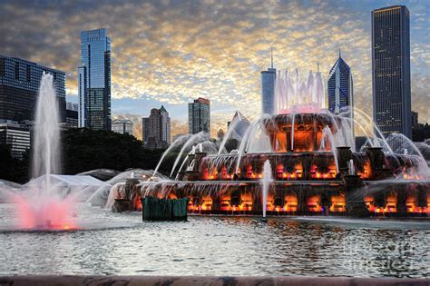 Buckingham fountain water display in front of the Chicago Skyline right ...