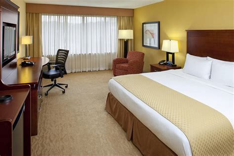 DoubleTree by Hilton Hotel Fayetteville Rooms: Pictures & Reviews ...