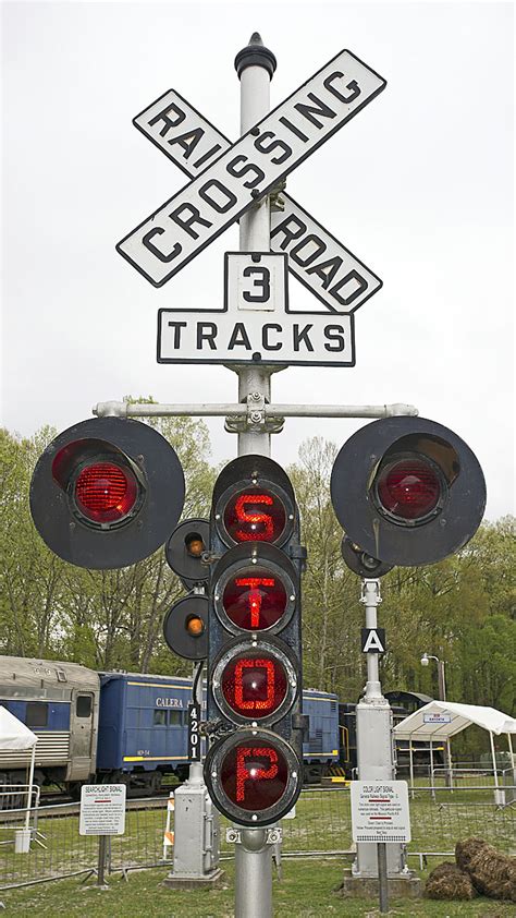 Vertical crossing signals | Trains Magazine