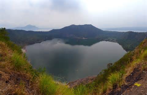 File:1 taal volcano crater lake 2011.jpg - Wikimedia Commons