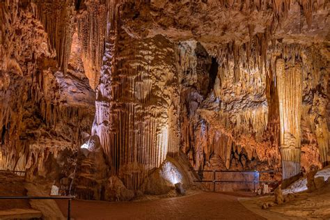 Cave stalactites, stalagmites, and other formations at Luray Caverns ...