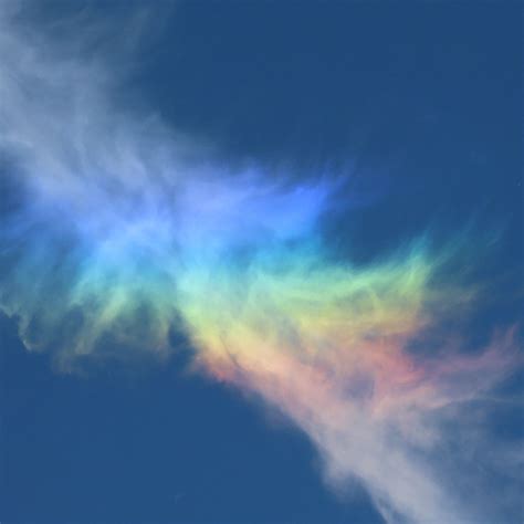 Les nuages arc-en-ciel ou le phénomène des nuages iridescents - RTBF Actus