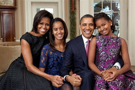 File:Barack Obama family portrait 2011.jpg - Wikimedia Commons