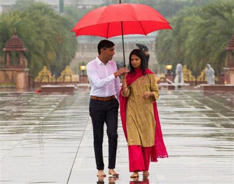 Rishi Sunak, wife Akshata make a morning visit to Akshardham temple ...