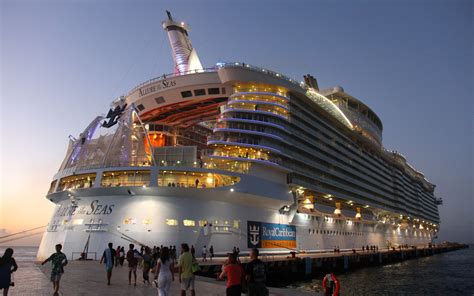 Allure Of The Seas Vs Titanic / Size comparison of Titanic and a modern ...