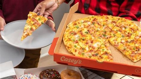 Egg-Topped Breakfast Pizzas : Ultimate Breakfast Pizza