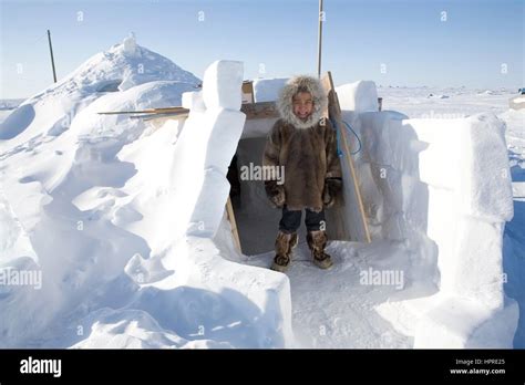 Eskimo man igloo hi-res stock photography and images - Alamy