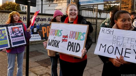 UK strikes: Half a million walk out for higher pay – DW – 02/01/2023