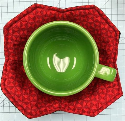 Quilted Microwave Bowl Cozy Free Pattern | Fabric bowls, Easy sewing ...