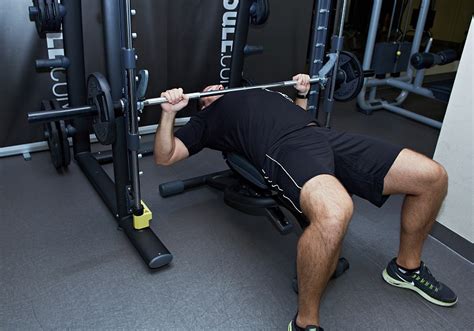 Smith Machine Bench Press - MUSQLE