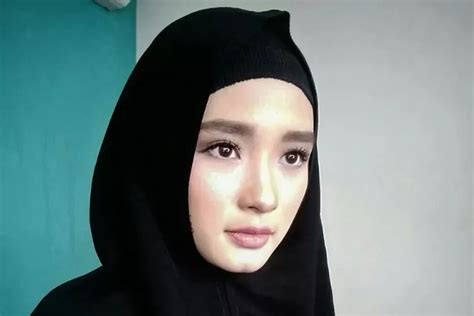 Inara Rusli Buka Cadar Usai Digugat Cerai Virgoun