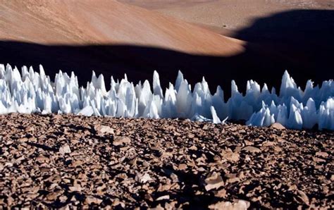 The surface of Europa is covered by giant ice spikes - Makuranodanshi