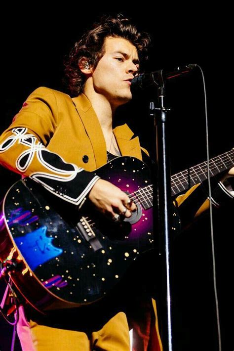 What guitar does Harry Styles have? : harrystyles