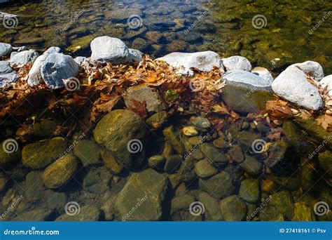 Dam Van Stenen Op De Bergrivier Stock Afbeelding - Image of motie ...