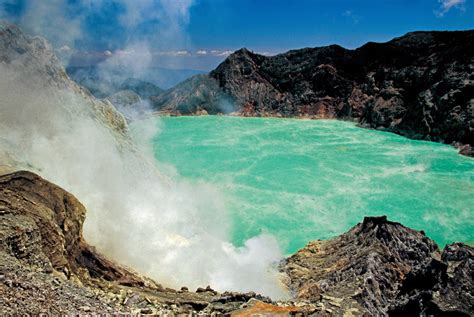 Kawah Ijen : Kawah Gunung Berapi Yang Mengeluarkan Asap dan Larva ...