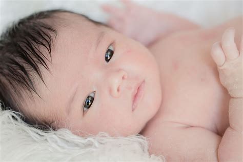 5 Easy Newborn Poses To Try On Your Next Session