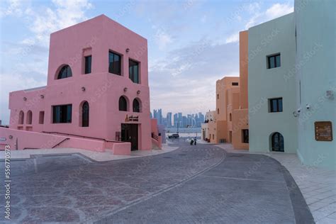 Foto de Colorful buildings in old Doha port (Mina District), Qatar. do ...