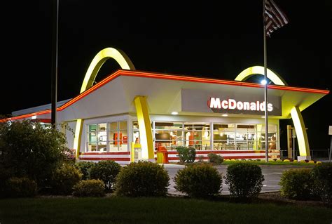 File:McDonalds Golden Arches.jpg - Wikimedia Commons