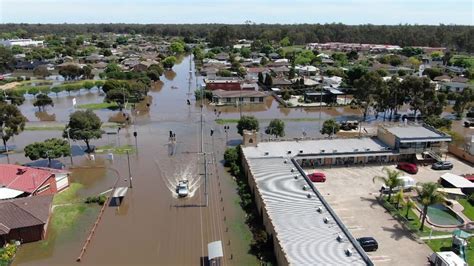 Victorian floods displace thousands, residents in Echuca brace for ...