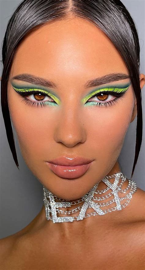 35 Cool Makeup Looks That'll Blow Your Mind : Neon Green and Green ...