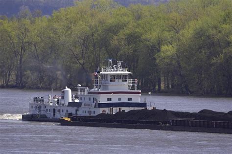 Mississippi River Ore Barge photo - Tom Robbins photos at pbase.com