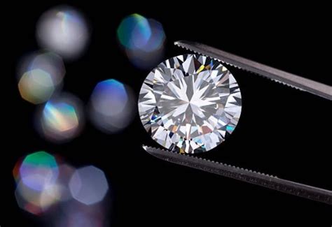 The Ultimate Guide to Buying Loose Diamonds (With Insider Tips)